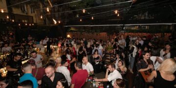 Pandemia, mjekët në alarm: Gjendja është shumë keq! Fajin e kanë të rinjtë që nuk ruhen fare nëpër lokale dhe e dërgojnë infeksionin në familje