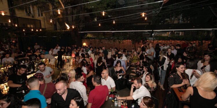 Pandemia, mjekët në alarm: Gjendja është shumë keq! Fajin e kanë të rinjtë që nuk ruhen fare nëpër lokale dhe e dërgojnë infeksionin në familje