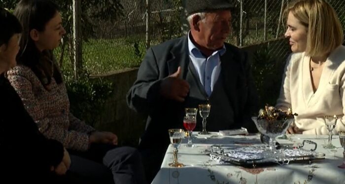 112 gra largohen nga LSI-ja në Berat, por Monika u rrëmben Xha Kamberin pa maskë nga Cakrani! Naço dhe Rehovica i përgjigjen Ilirit për “llumin”: Nuk presim agjë nga “ajka” e kombit (Video)