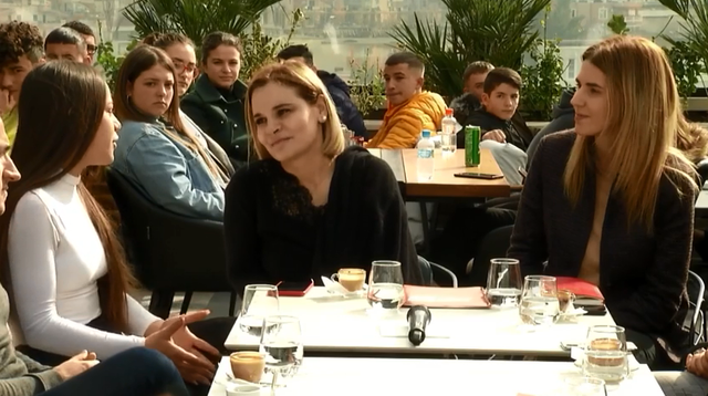 Video/ Studentja e LRI ‘i nxjerr blof’ tezën e papunësisë Kryemadhit live: Jemi të gjithë me nga dy punë!