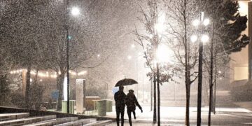 Tirana zgjohet e mbuluar nga bora, pamjet e magjishme që po bëjnë xhiron e rrjetit