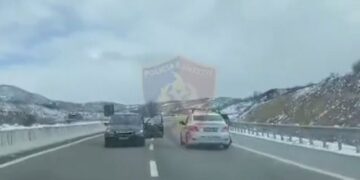 VIDEO/ Çmenduri në autostradën Tiranë-Elbasan! Policia kap shoferin që lëvizte me makinë në sens të kundërt