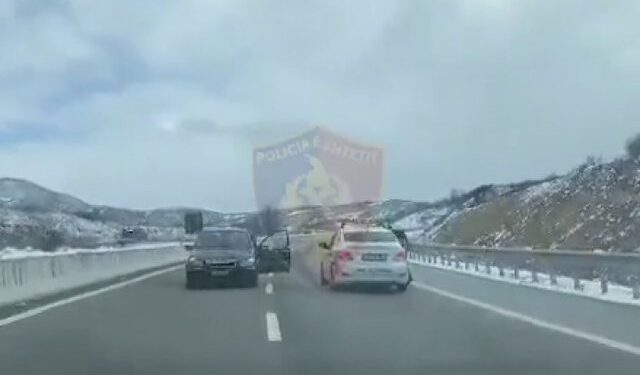 VIDEO/ Çmenduri në autostradën Tiranë-Elbasan! Policia kap shoferin që lëvizte me makinë në sens të kundërt