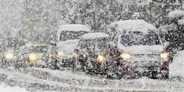 Pamje të frikshme në Qafë Thanë, dëbora ‘zhduk’ makinat