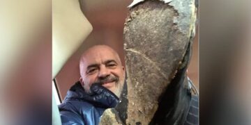 “Vrapi para zgjedhjeve”?! Mediat e huaja jehonë për foton e Ramës me këpucë të grisura: Ja çfarë shkruajnë!