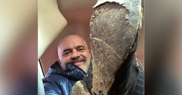 “Vrapi para zgjedhjeve”?! Mediat e huaja jehonë për foton e Ramës me këpucë të grisura: Ja çfarë shkruajnë!