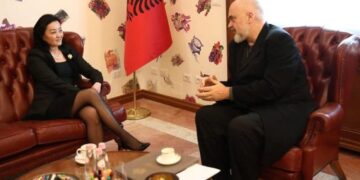 A ka konflikt mes Ramës dhe Yuri Kim?! Rama i përgjigjet me ironi ambasadores: Kandidatët sipas ligjit zgjedhor! Partia nuk është struktur policore!