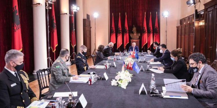 Gjenerali amerikan bën bashkë Ramën, Metën e Bashën: Do zhvillojmë shumë veprimtari ushtarake në Shqipëri, vlerësojmë rolin në NATO