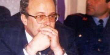 “Ky kot bën sikur lexon libra fetarë se nuk e beson Zotin”! Fatos Nano tregon ngjarjen në qeli mes tij, priftit të dërguar nga Departamenti i Shtetit dhe drejtorit të burgut