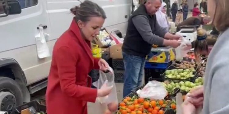 “Patericë e thyer, e zhyer dhe e lyer”! Ish-kryebashkiakja e LSI nën hetim nga SPAK fyen Rudina Hajdarit: U shkollove me lekët e vjedhura të mamit gjyqtare, qelbesh nga koka te këmbët…