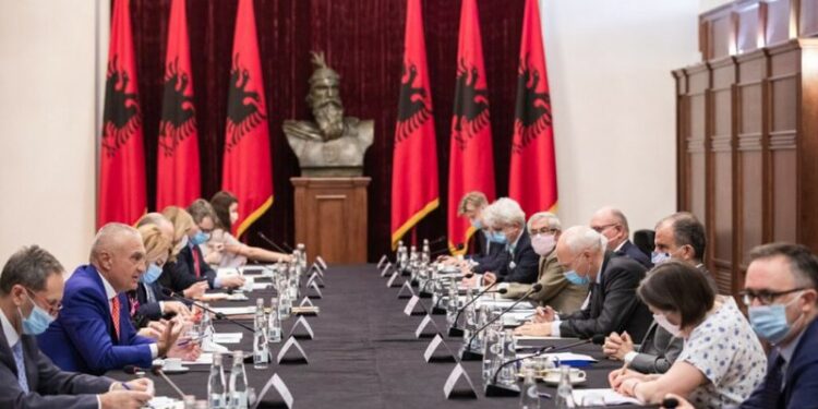 Diplomatët thërrasin njerëzit e LSI dhe u kërkojnë të braktisin Kryemadhin, nis lufta për shkatërrimin e partisë së presidentit