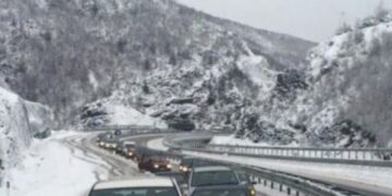 “Asnjë aks nuk është i bllokuar”! Kreu i Emergjencave Civile: Vështirësi lëvizje për shkak të ngricave, drejtuesit pa zinxhira bllokojnë rrugën