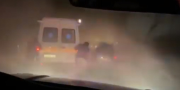 Pa zinxhira dhe pa goma dimërore, Luli Basha mbeti bllokuar në aksin Lezhë-Milot: Shihni çfarë detyrohet të bëjnë shoqëruesit e tij (Video)