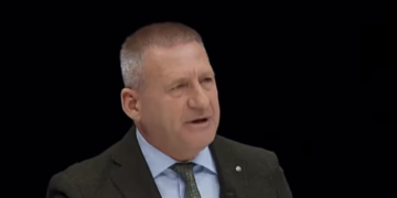 Përfaqësuesi i popullit Nardi që do “nderoi” Shkodrën si deputet tregon bëmat e tij si ministër shëndetësie …por jo gjëmat