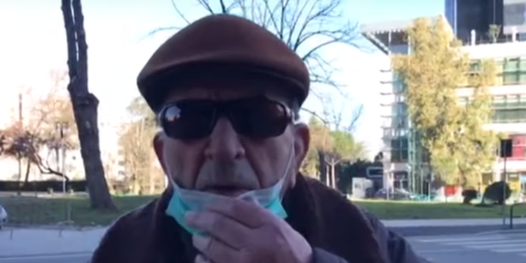 Nuk ishte njoftuar, i moshuari shkon në “Air Albania” dhe kërkon të vaksinohet: Personalitet jam edhe unë!