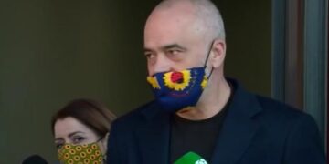 “Pse ishim live”?! Personi që po shoqëronte Ramën harron kamerën hapur: Shikoni se çfarë filmon! (Video)