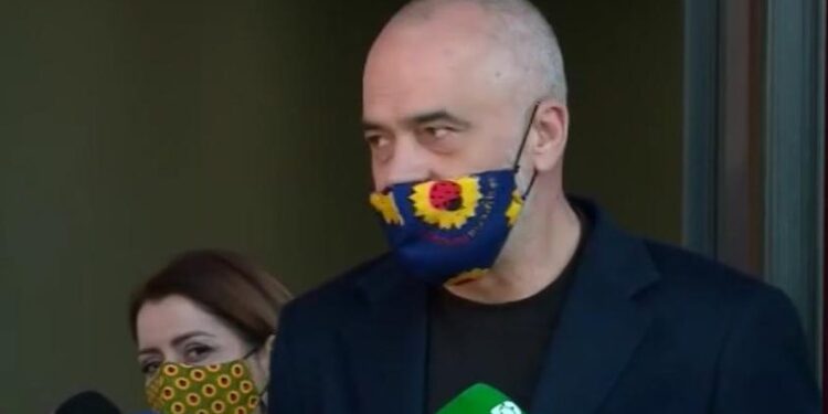 “Pse ishim live”?! Personi që po shoqëronte Ramën harron kamerën hapur: Shikoni se çfarë filmon! (Video)