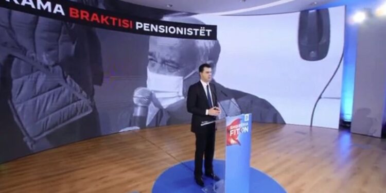 Luli “shqyen” thesin e mashtrimeve: Rrisim pensionet, dyfishojmë asistencën, paguajmë intersa kredie për 20 mijë çifte të reja që blejnë shtëpi, pension 3 mijë lekë në muaj per fëmijë të porsalindur!