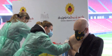 Shqipëria buzëqesh/ Rama dhe mjekët marrin dozën e dytë të vaksinës, kryeministri tregon nëse ka pasur efekte anësore
