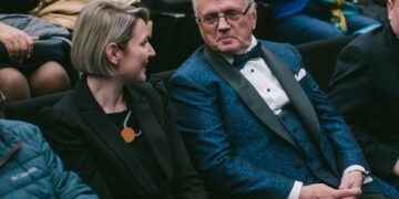 U japim një dorë këngëve për prijësat! “Kush i qan hallet e mia, Ilir Meta, LSI-ja mund të këndohet: “E ç’kuptim do ketë jeta, pa nxjerrë katërqind dekreta Ilir Meta”