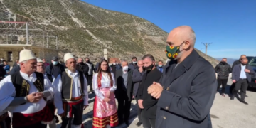 Shqiptarët nuk heqin dorë nga zakoni: “T’u bëftë dita 1000”! Rama pritet me këngë polifonike në Salari të Tepelenës