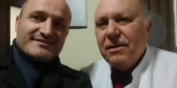 Mjeku zbulon pasurinë Tritan Kalos: Gjigand real i mjekesisë udhëton me autobus, jo me makina 100 mijë euro! S’ka as vilë e as klinikë private “mantelbardhi etalon”