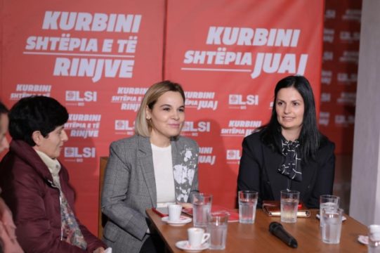 Asnjë shpresë për pushtet por presin nga zoti! Çudit Kryemadhi: Në Kishën e Laçit të martave 2 milionë shqiptarë luten prej varfërisë kurse Meta dhe Luli jane lutur të ik Rama!