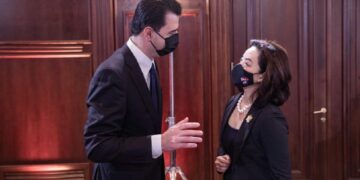 Si po e shet Basha një takim në korridor me ambasadoren e SHBA, si mbështetje nga Amerika