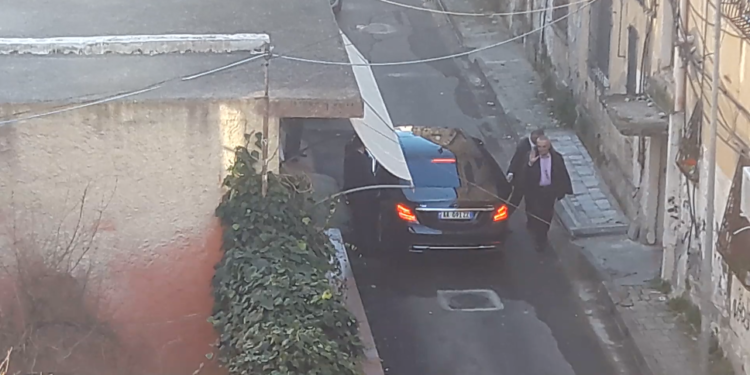 Rama, ironi me Metën: Përfytyroni të lërë Mercedesin që e përdor pa eskortë kur shkon në takimet misterioze e të marrë kalin…!