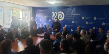 Paloka si “guerrilsat” mbledh 40 veta në një “furrik” në Kukës! Berisha e Meta nga oxhaqet në Lalëz akuzojnë Ramën se Covid është jashtë kontrollit!