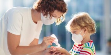 STUDIMI: Nëse i afërmi juaj ka Covid-19, janë të pakta shanset ta transmetojë në familje