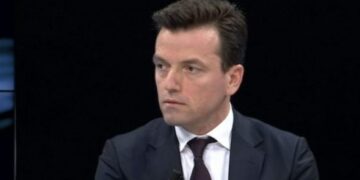 Ish deputeti i Vlorës Agron Shehaj bëhet qesharak kur kërkon votat e qytetarëve të Tiranës: Nuk di të sqarojë asgjë nga programi “fantastiko-shkencorë” i PD-së