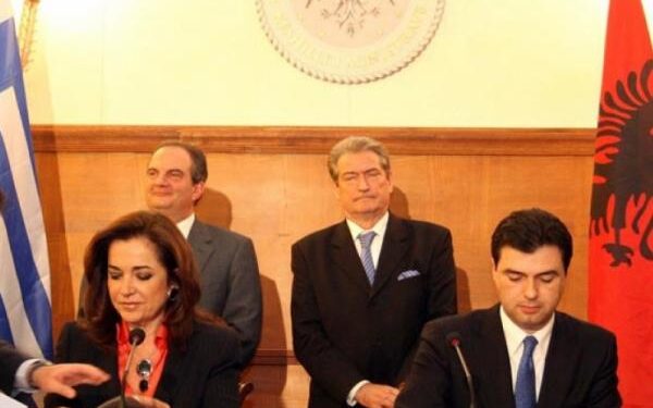 Doktor Mortja në “sulm” si gjyqtare apo si “plaku i katundit”?! Zografi Bis po i shet detin Greqisë: Garantoj tradhëtarin se asgjë në botë s’do e shpëtojë nga ndëshkimi shembullor që do t’i jap