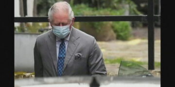 Princi Charles në syrin e kritikave, vizitoi babanë e sëmurë me Covid në spital