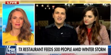 Teksasi goditet nga stuhia e të ftohtit: Çifti shqiptar shërben 500 vakte ushqim falas për qytetarët! Gjesti humanitar jehonë në mediat amerikane
