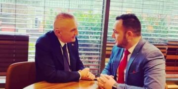 Video me a.rmë! Militanti i ‘flaktë’ i LSI bën të “fortin” në Korçë, Meta i shkon në shtëpi si bazë e ilegalëve të partisë