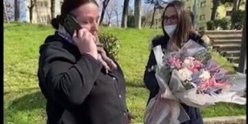 Perla e ditës: Lulzim Basha merr në telefon një grua për ditëlindje dhe i dërgon kameramanin ta filmojë: Ti je për ne njerëzit e thjeshtë, o kryetar
