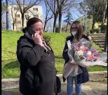 Perla e ditës: Lulzim Basha merr në telefon një grua për ditëlindje dhe i dërgon kameramanin ta filmojë: Ti je për ne njerëzit e thjeshtë, o kryetar
