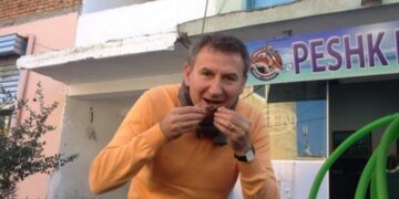 Basha lë servilët me gisht në gojë