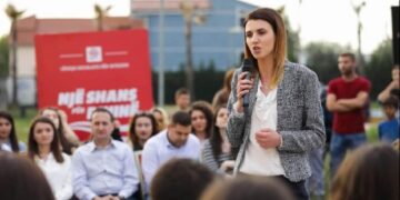 FAKTI/ E vërteta e studentes së “shkëlqyer” të Kryemadhit, Floida Kërpaçi, e ka përfunduar universitetin me notën 5 por ka pasur dhe një 10-të