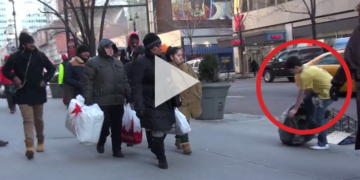 VIDEO/ Ata që nuk kanë problemin e tij nuk i hedhin sytë! Djaloshi po ngrinte në rrugë i zhveshur: Pas 2 orësh  shfaqet “njeriu i vërtet”…hallexhi si puna e tij