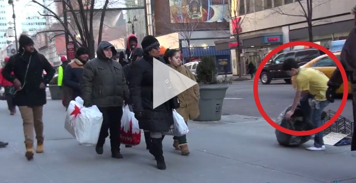 VIDEO/ Ata që nuk kanë problemin e tij nuk i hedhin sytë! Djaloshi po ngrinte në rrugë i zhveshur: Pas 2 orësh shfaqet “njeriu i vërtet”…hallexhi si puna e tij