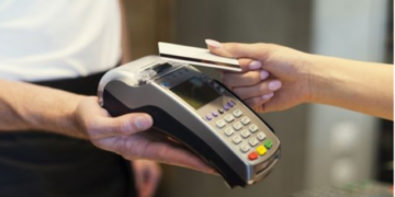 Pandemia “i mësoi” shqiptarët të paguajnë me kartë: Rritje 17% në 2020