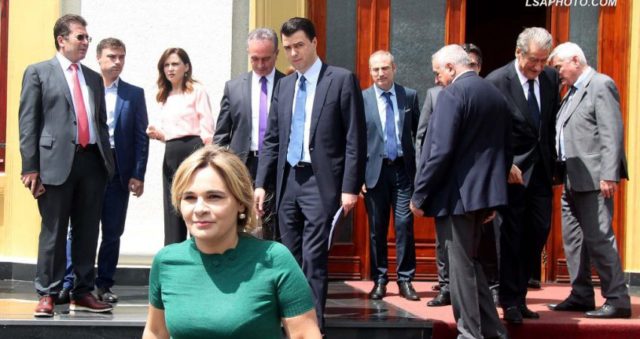 Plani qesharak ekonomik i LSI që nga dyfishi i pensioneve deri tek 1000 eurot e Gedafit! Moni i vë kushte Bashës: Unë s’ja jap votat nëse s’pranon planin tim me 5 pika!