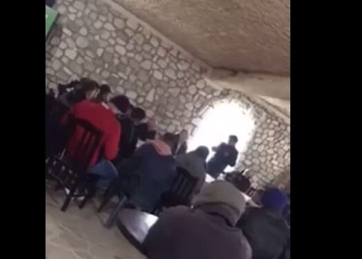 “Ftuesi” i Metës në Vranisht Micja, revoltohet me denoncuesin e takimit ilegale në një stallë të fshatit: Ngordhja jote morale dhe politike si edhe e llumit që pëfaqëson ti është e afërt!