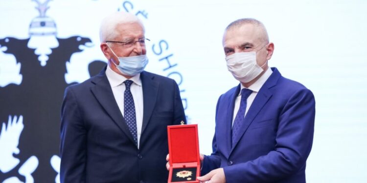 Meta vlerëson Cekën me Dekoratën “Nderi i Kombit”