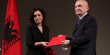 Gjobitet 50 milionë lekë drejtuesi i një shoqate që organizoi ceremoninë festive të dekorimit nga Ilir Meta