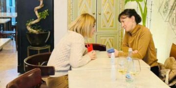 Monika firmos me Bashën marrëveshjen në tavolinë!