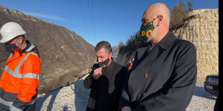 Rama inspekton rrugën që do lidhë Labërinë e Sipërme me Himarën: Kjo është rrugë përrallore, përfundon brenda sezonit të verës
