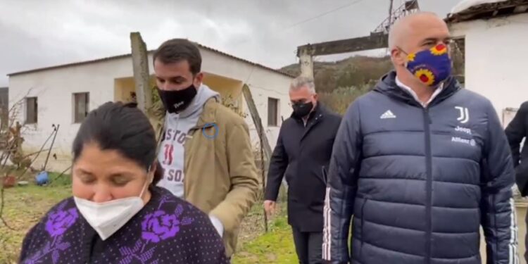 BATUTAT/ Qytetarja i zgjat dorën Ramës: Le ta marr COVID-in prej teje, ti je qytetar o “non”!